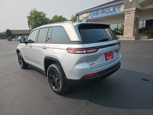 2024 Jeep Grand Cherokee Altitude photo 3