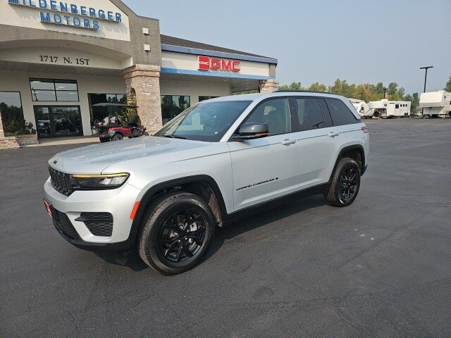 2024 Jeep Grand Cherokee Altitude photo 2