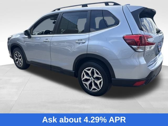 2023 Subaru Forester Premium photo 4