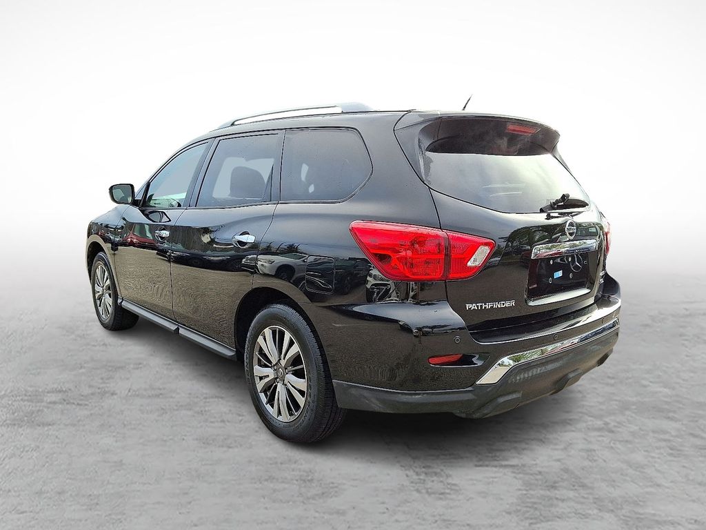 2018 Nissan Pathfinder SL photo 2