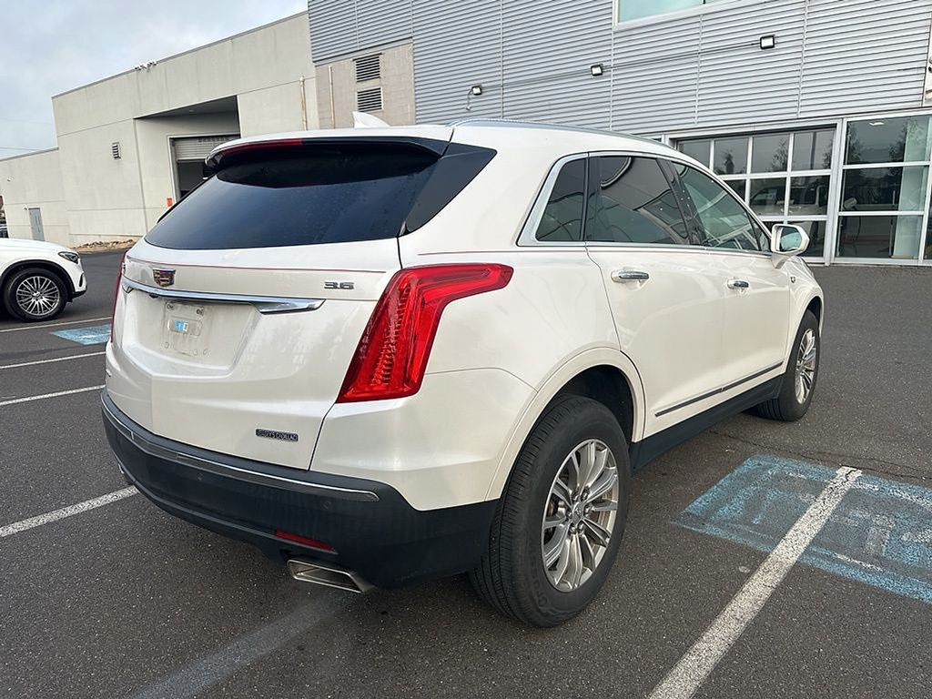 2019 Cadillac XT5 Luxury photo 2
