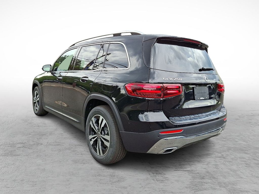 2026 Mercedes Benz GLB 250 4MATIC photo 2
