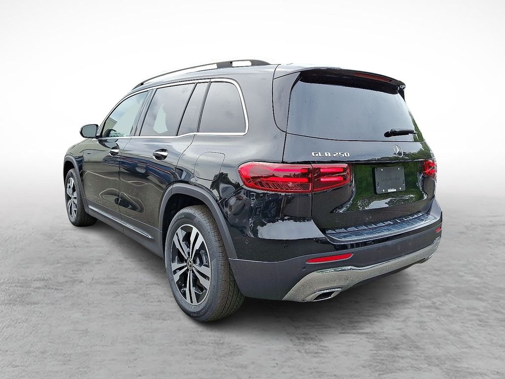 2026 Mercedes Benz GLB 250 4MATIC photo 3