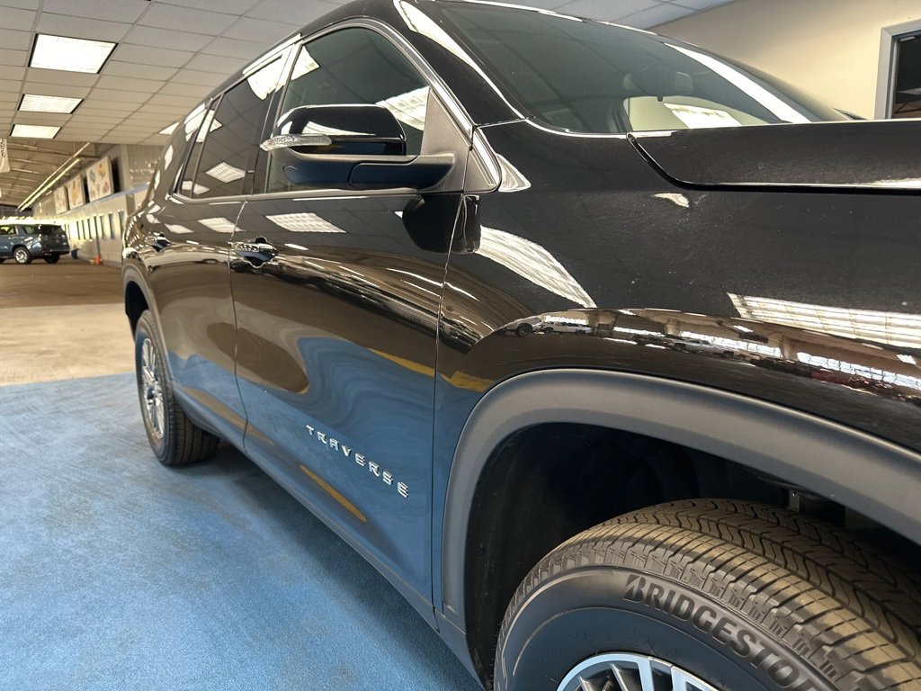 2025 Chevrolet Traverse photo 4