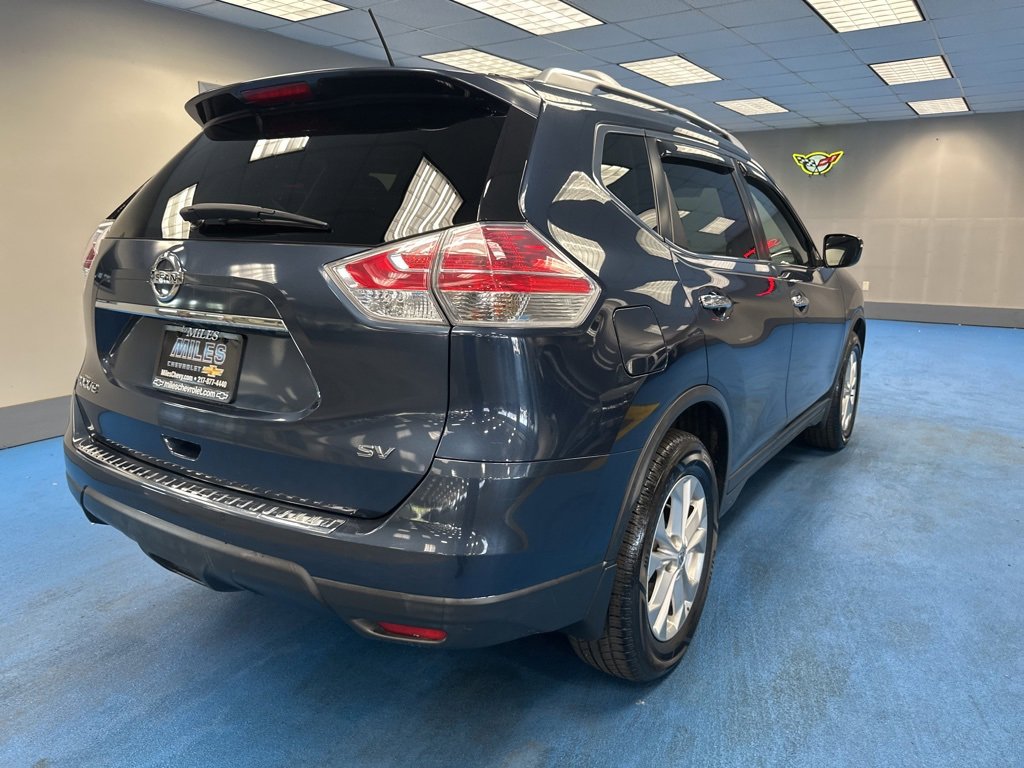 2016 Nissan Rogue SV photo 2