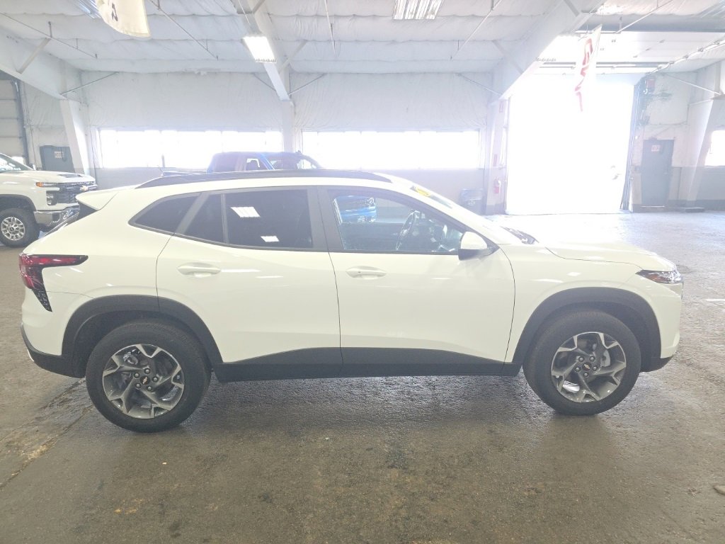 2025 Chevrolet Trax LT photo 2