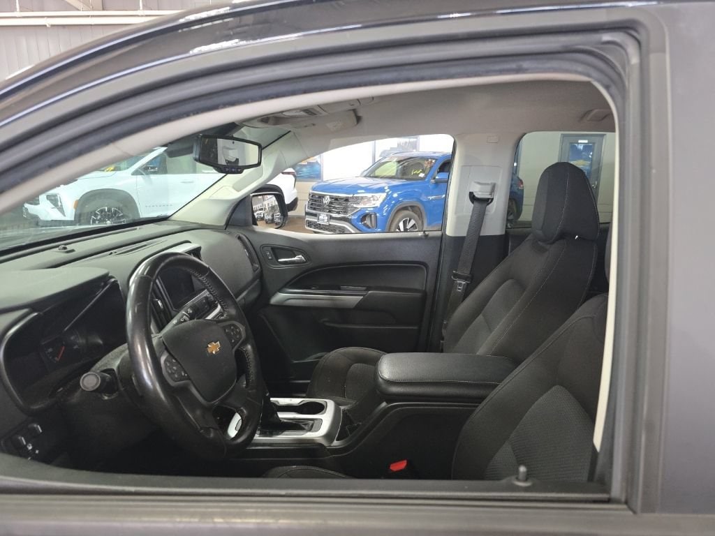 View vehicle photo 4
