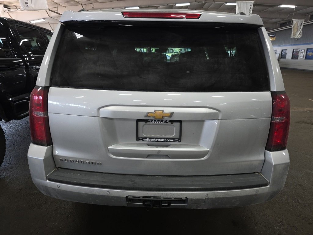 2017 Chevrolet Suburban LT photo 4
