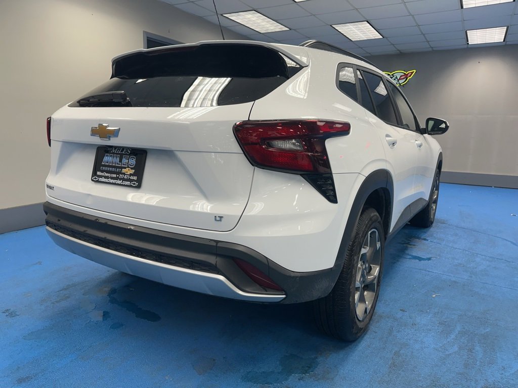 2025 Chevrolet Trax LT photo 2