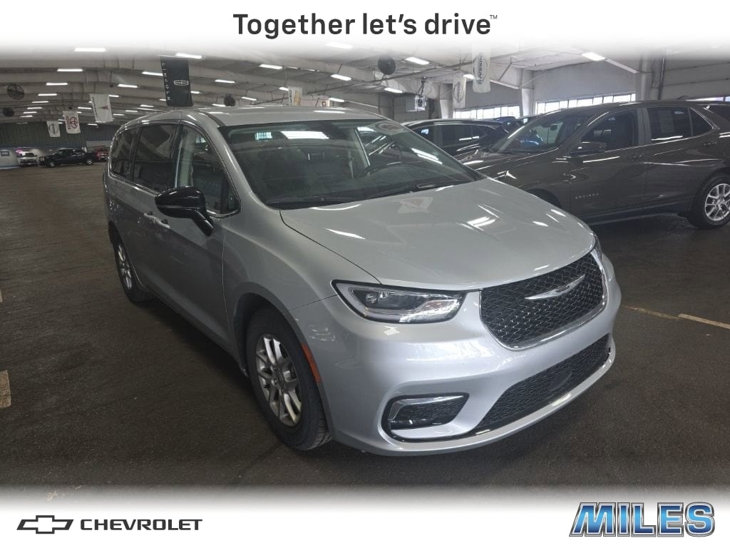 2024 Chrysler Pacifica Touring L's photo