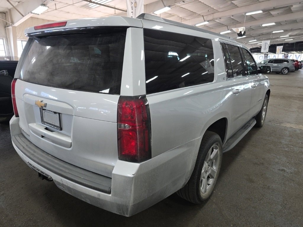 2017 Chevrolet Suburban LT photo 3