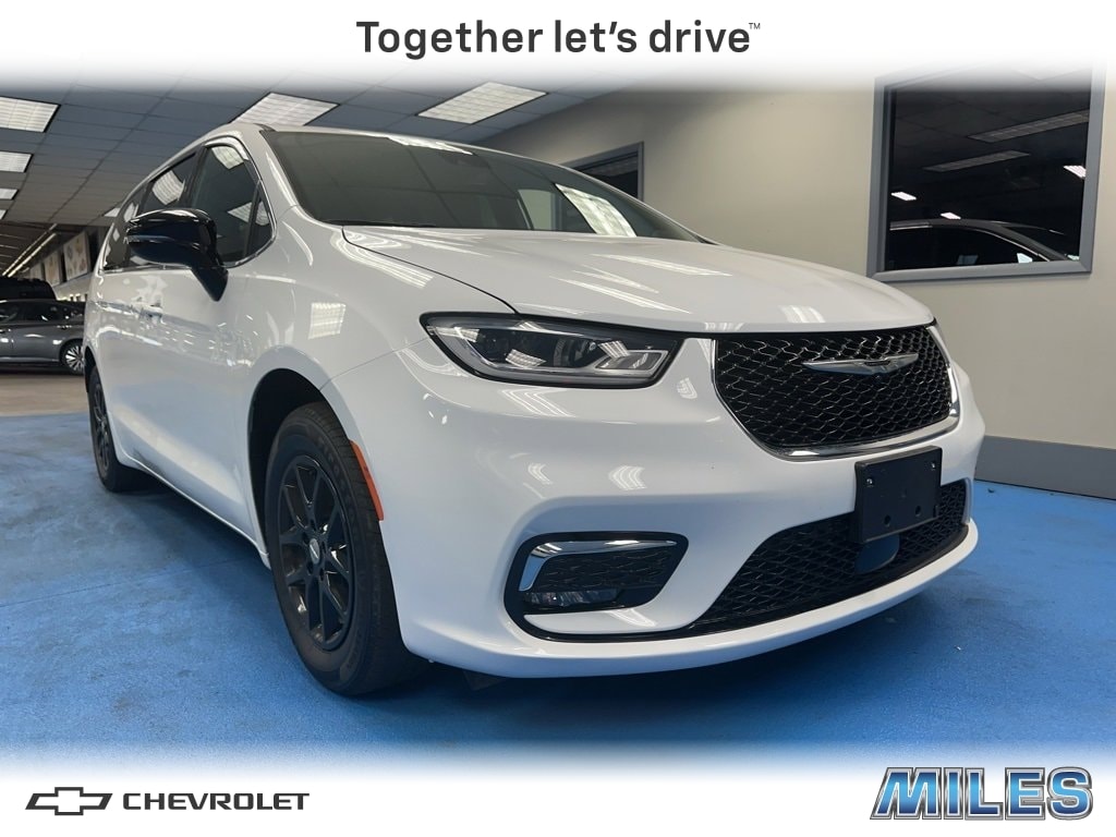 2025 Chrysler Pacifica Select's photo