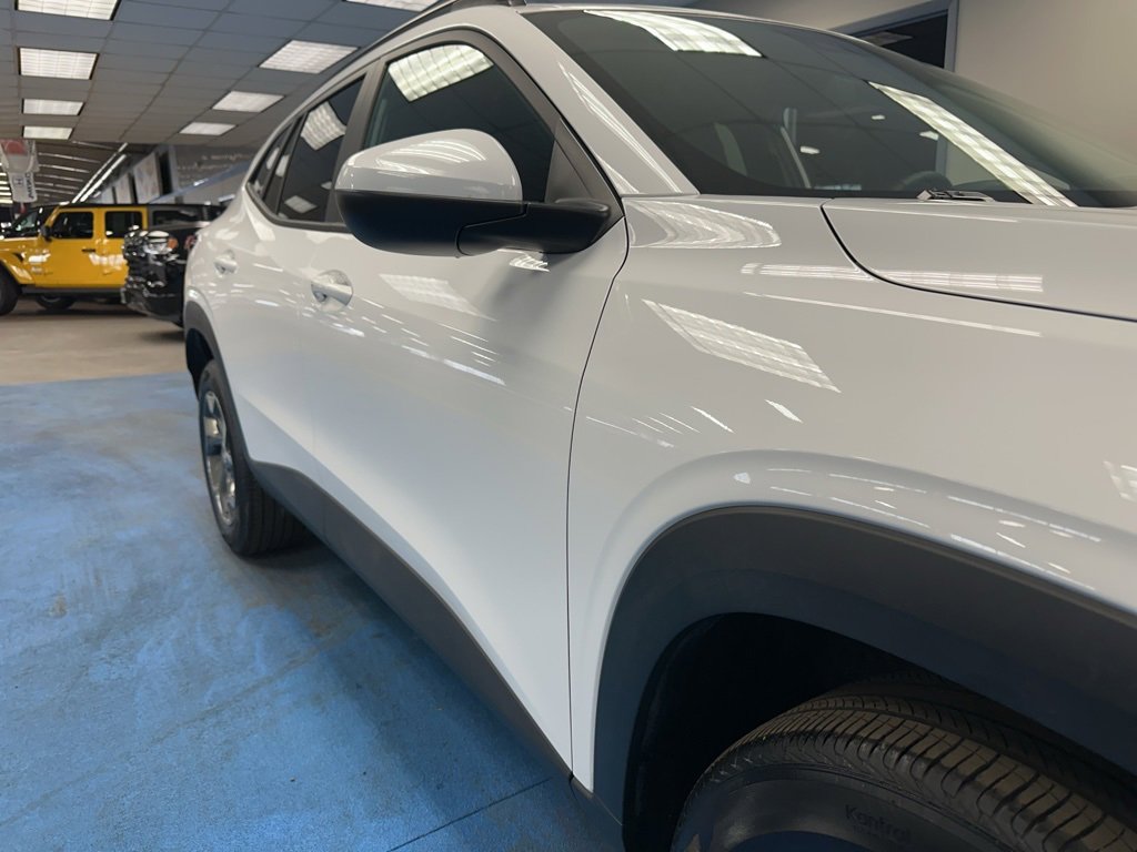 2025 Chevrolet Trax LT photo 4