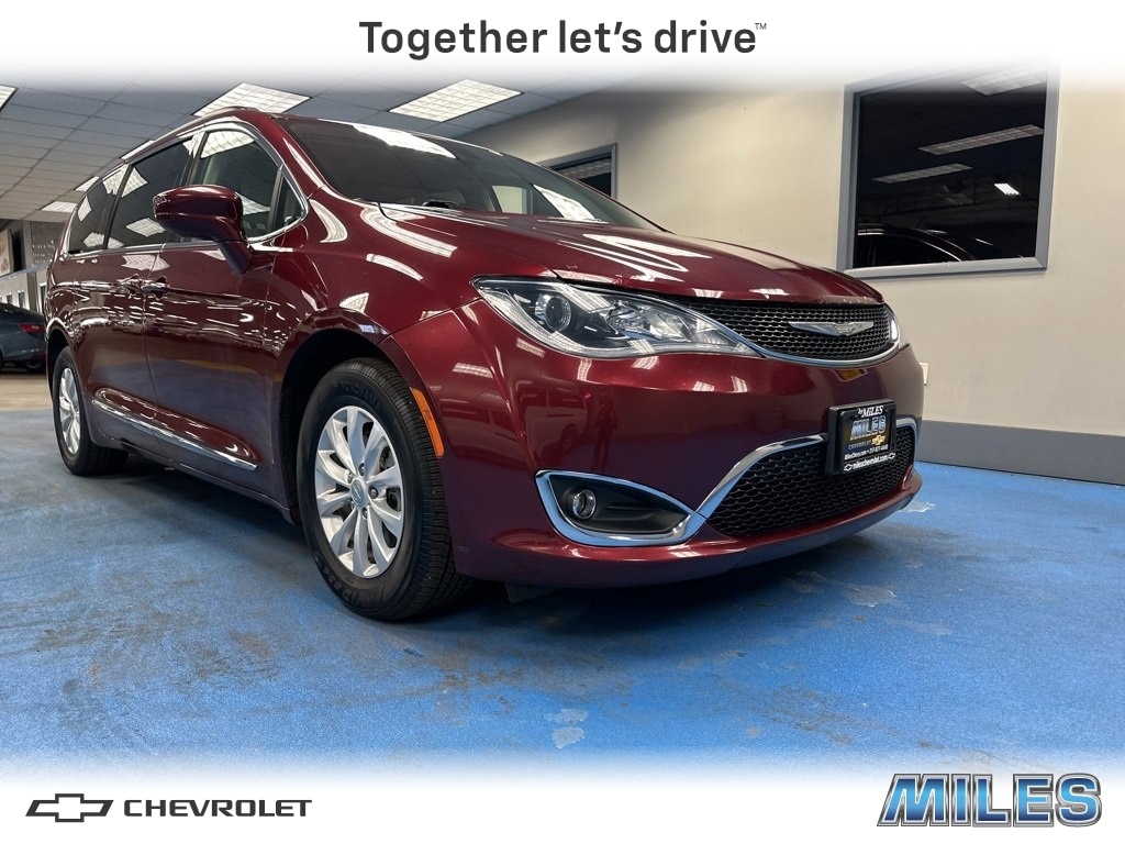 2017 Chrysler Pacifica Touring-L's photo