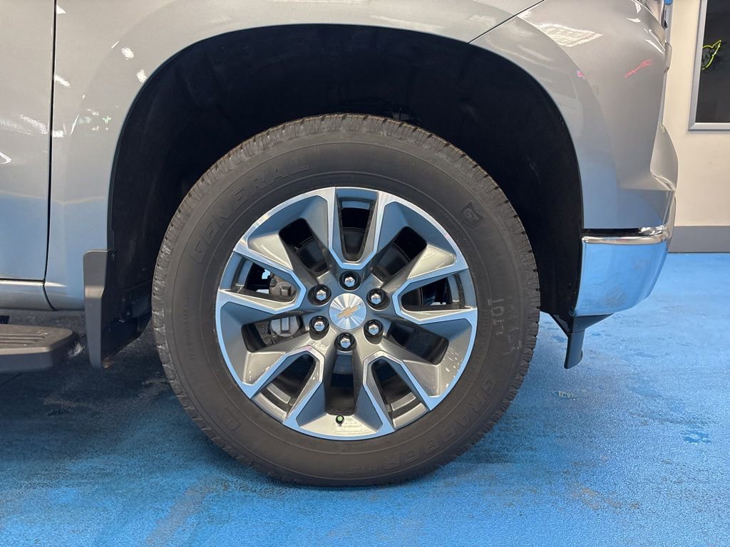 View vehicle photo 3