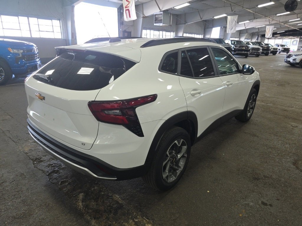 2025 Chevrolet Trax LT photo 3