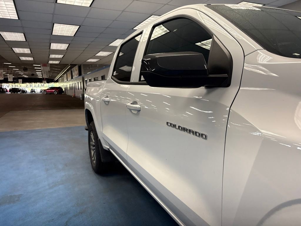 View vehicle photo 4