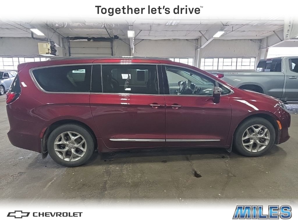 2017 Chrysler Pacifica Limited's photo