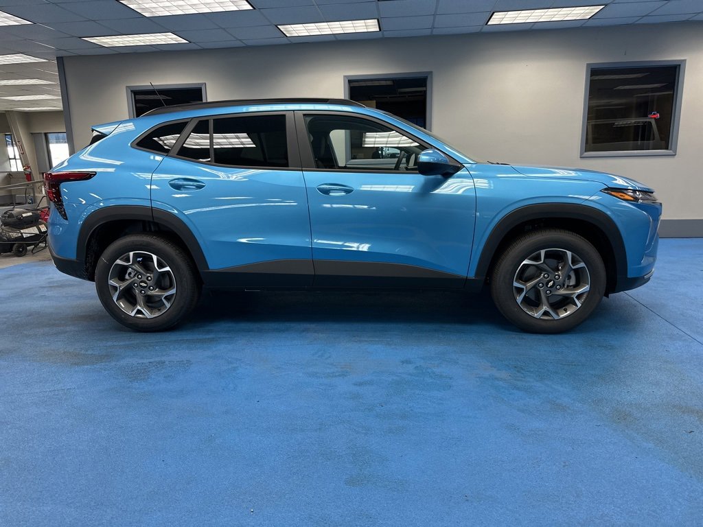 2025 Chevrolet Trax LT photo 2