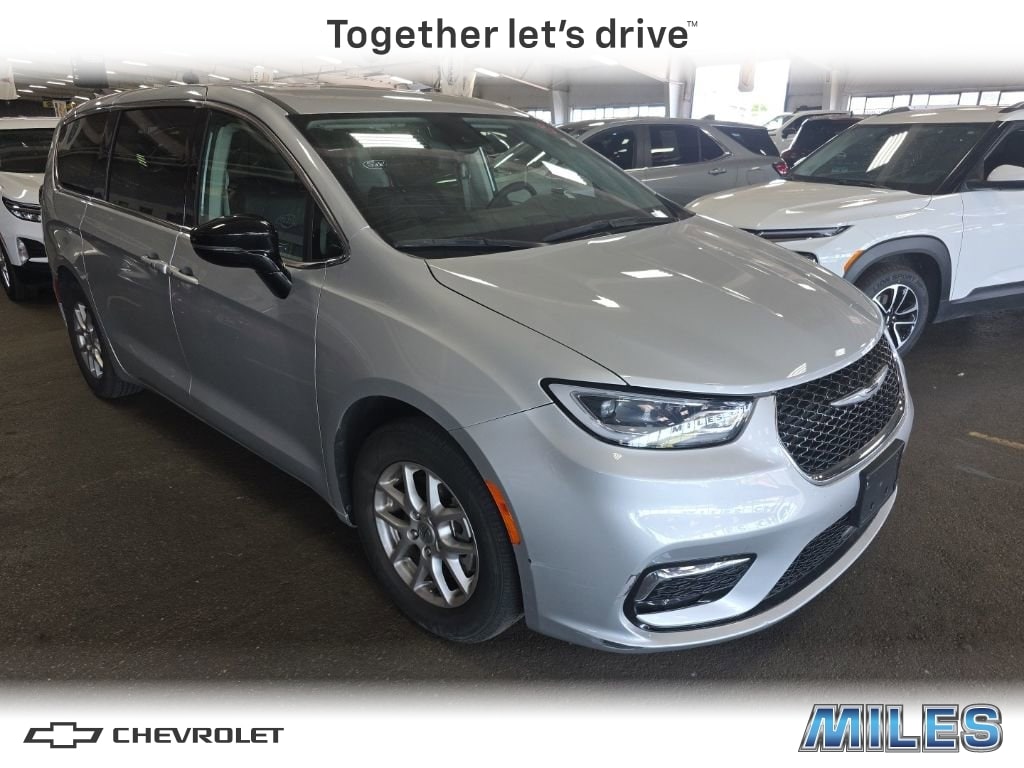 2024 Chrysler Pacifica Touring L's photo