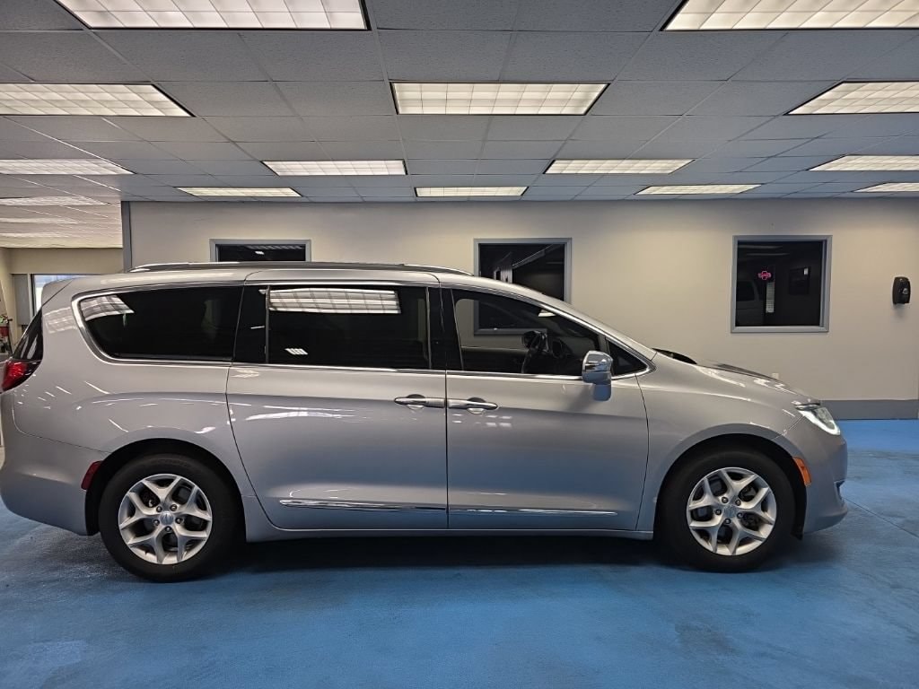 Used 2020 Chrysler Pacifica Limited with VIN 2C4RC1GG4LR199247 for sale in Decatur, IL