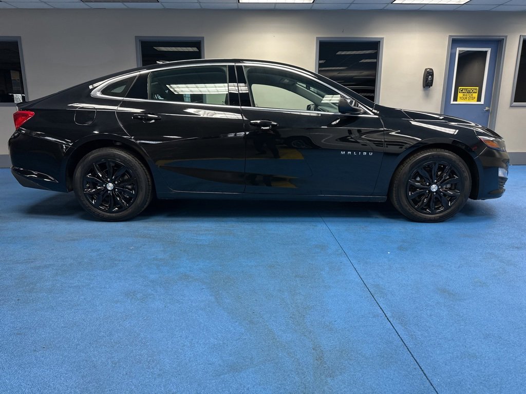 2025 Chevrolet Malibu 1LT photo 2