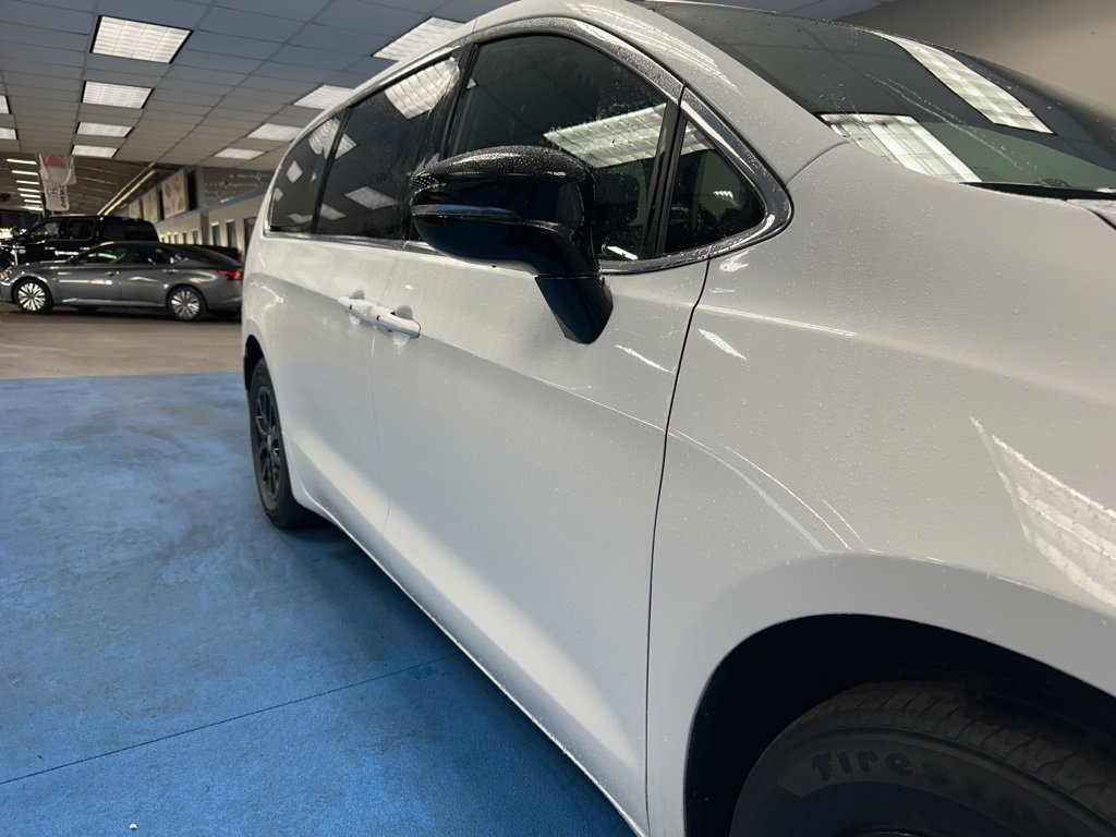 2025 Chrysler Pacifica photo 4