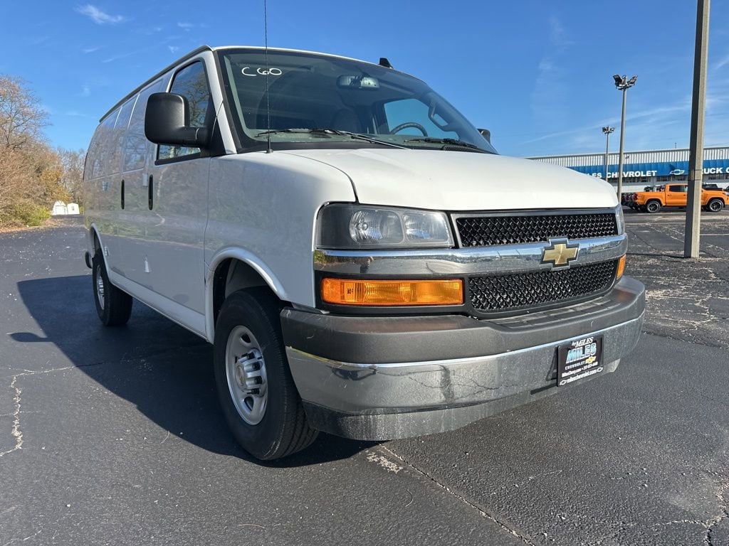 2025 Chevrolet Express 2500 Work Van HD's photo