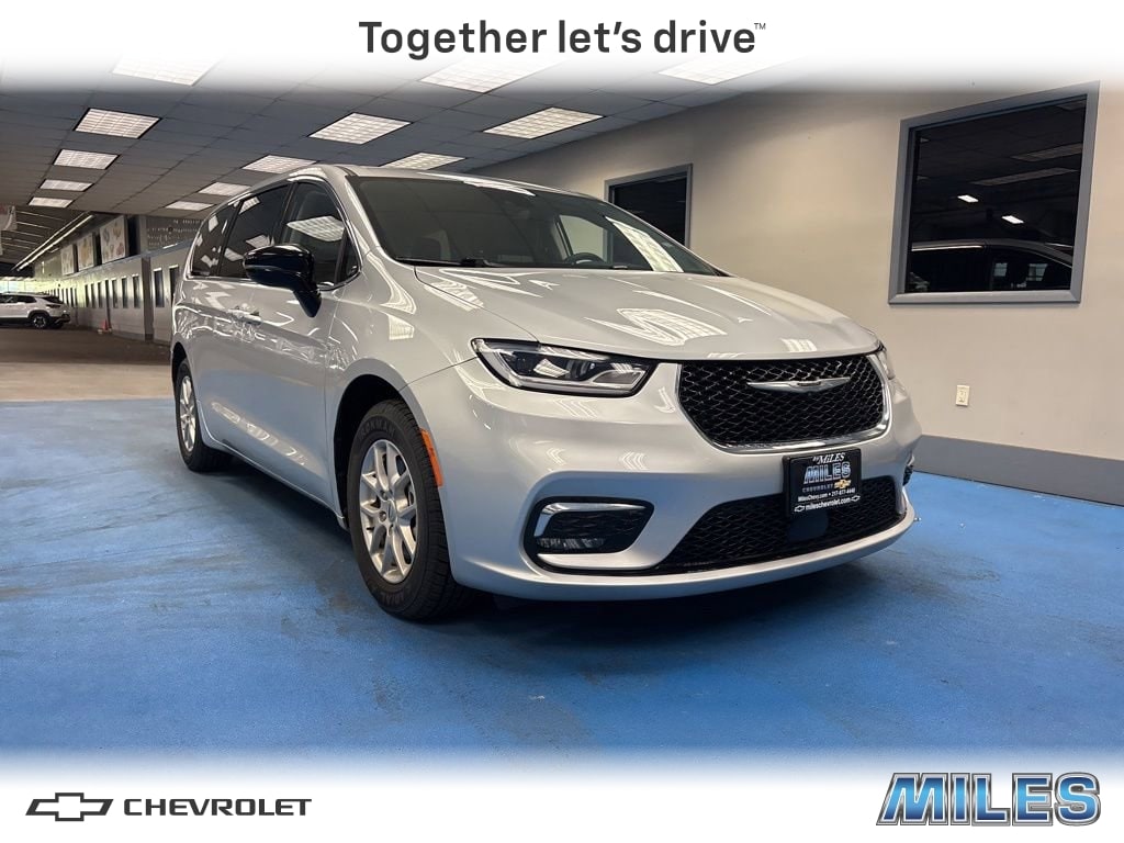 2024 Chrysler Pacifica Touring L's photo