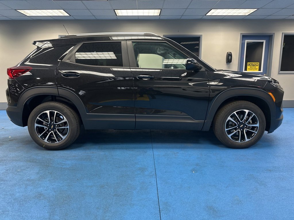 2026 Chevrolet Trailblazer LT photo 2