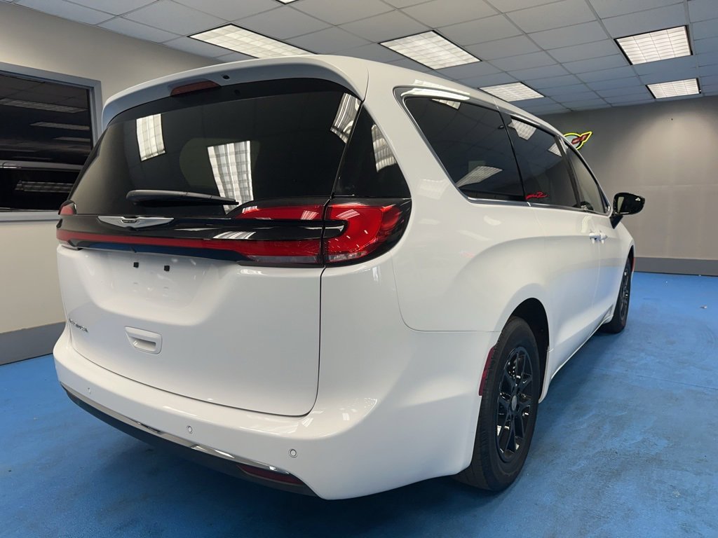 2025 Chrysler Pacifica photo 2