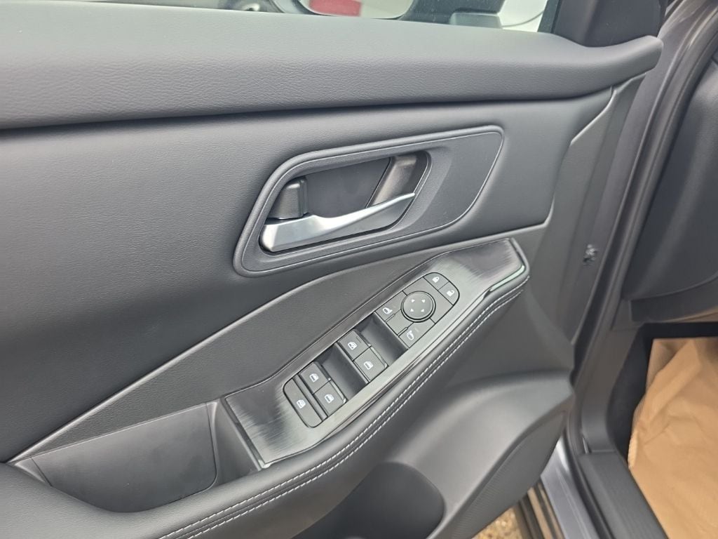 2025 Nissan Rogue SV - Photo 16