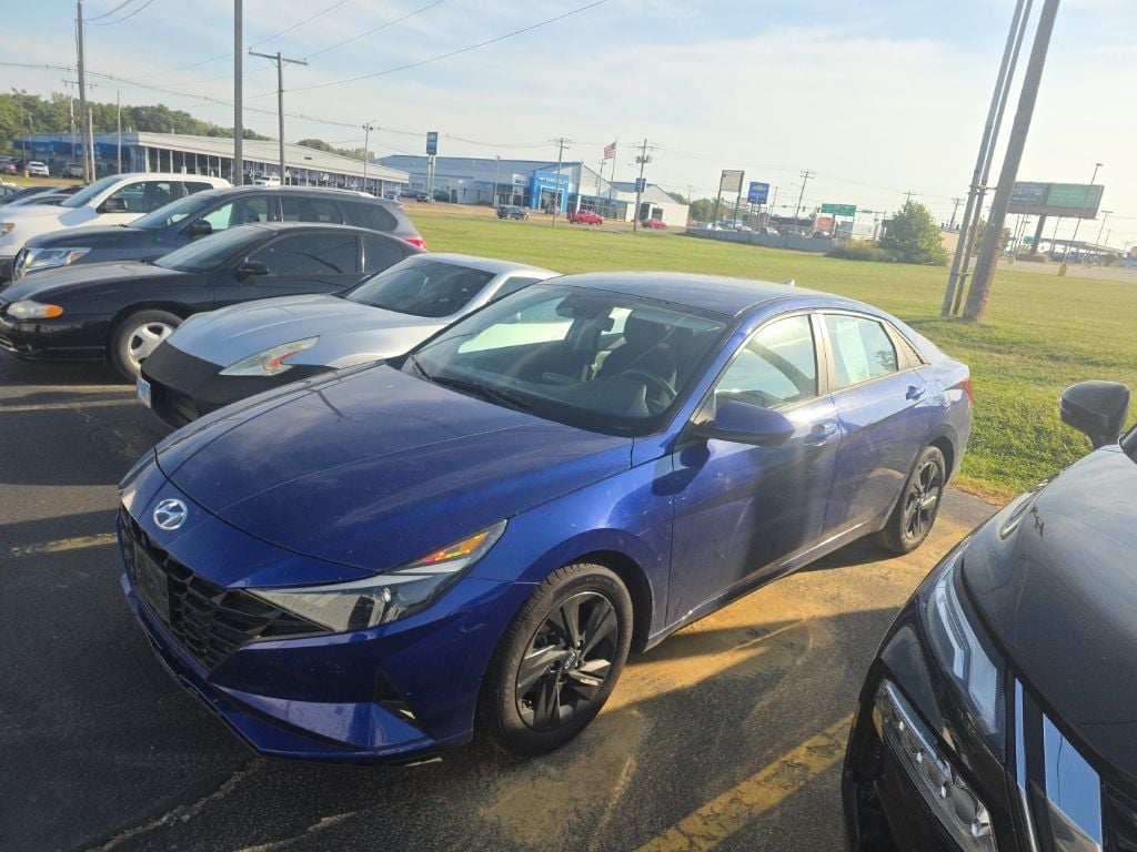 2022 Hyundai Elantra Azul (Intense Blue) Sedán Tracción delantera Transmisión variable continua