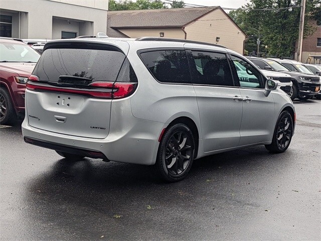 2022 Chrysler Pacifica Limited photo 3