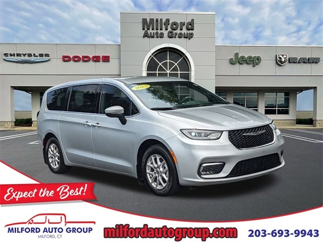 2023 Chrysler Pacifica Touring's photo