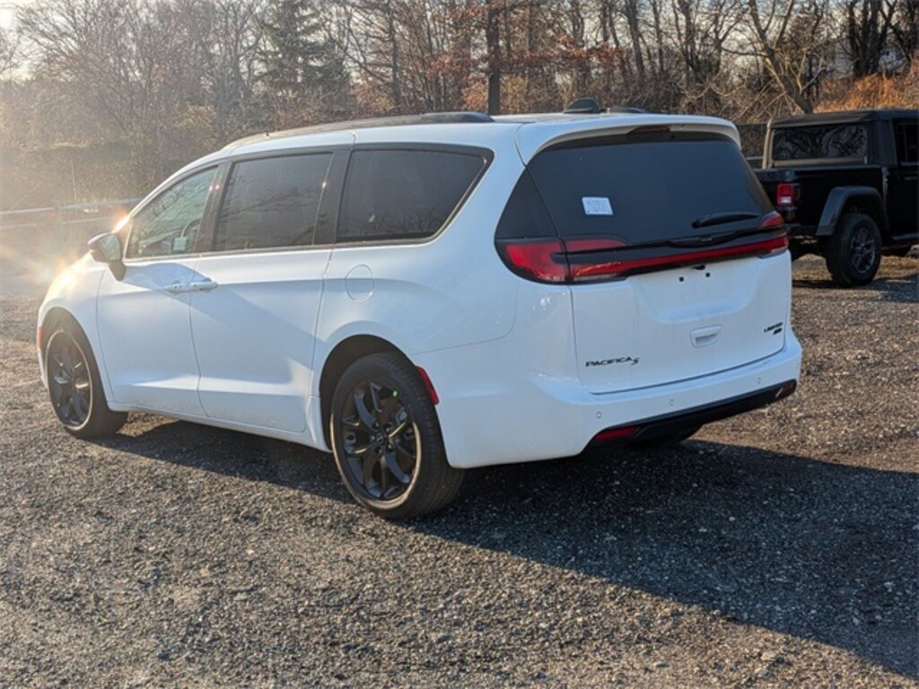 New 2026 Chrysler Pacifica LIMITED AWD Passenger Van