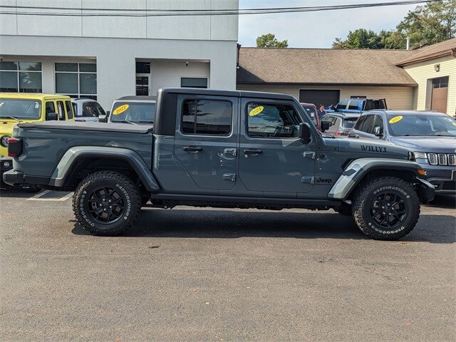 2024 Jeep Gladiator Willys photo 2
