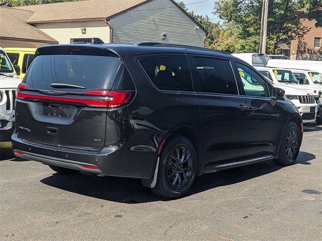 2021 Chrysler Pacifica Touring L photo 2