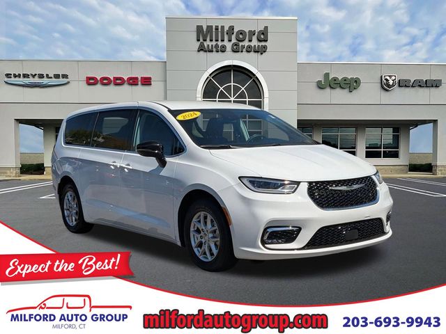 2024 Chrysler Pacifica Touring L's photo