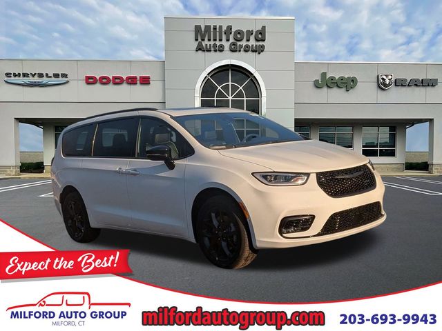 2026 Chrysler Pacifica Limited AWD's photo