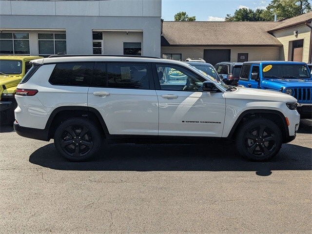 2022 Jeep Grand Cherokee Limited photo 2