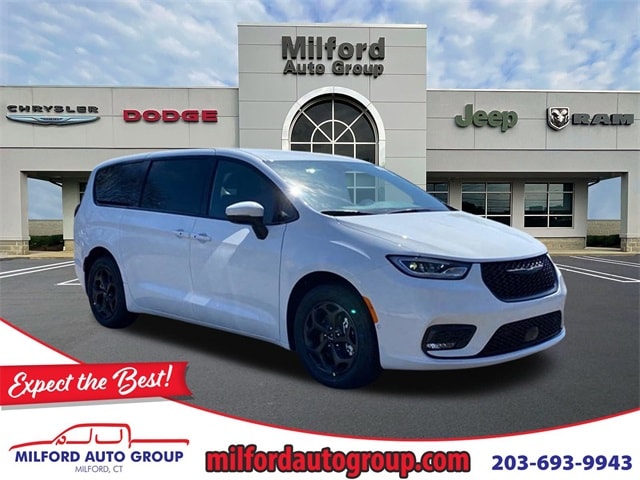 2023 Chrysler Pacifica Hybrid Touring L's photo