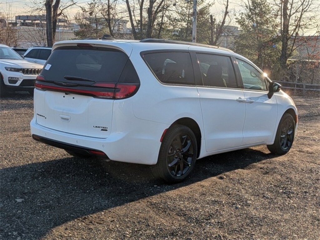 New 2026 Chrysler Pacifica LIMITED AWD Passenger Van