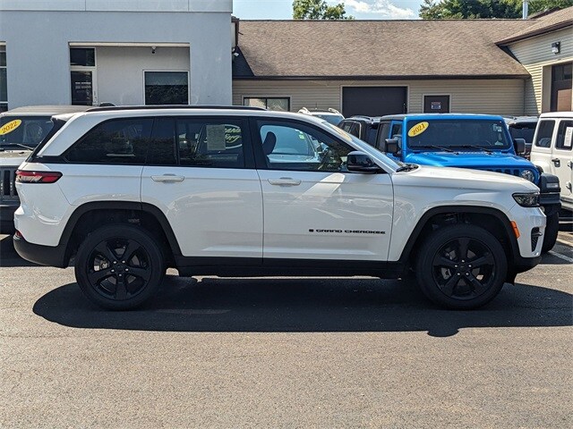 2022 Jeep Grand Cherokee Altitude photo 2