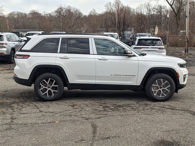 2025 Jeep Grand Cherokee Limited photo 2