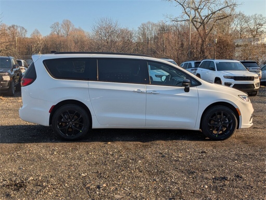 New 2026 Chrysler Pacifica LIMITED AWD Passenger Van