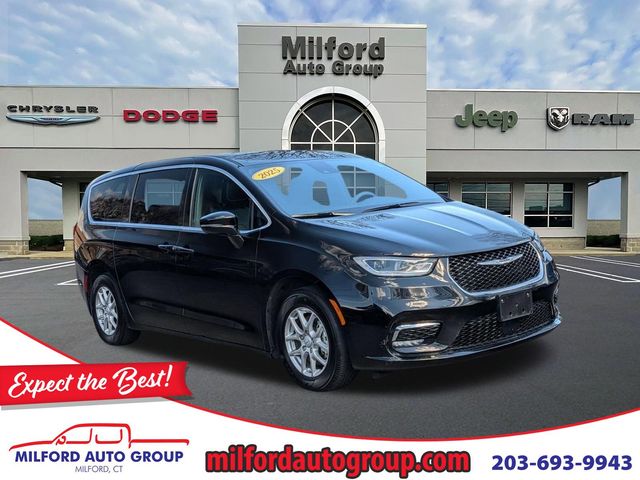 2025 Chrysler Pacifica Select's photo