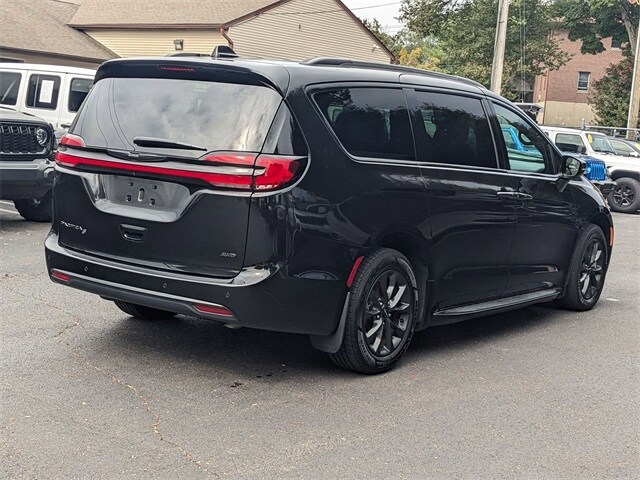 2021 Chrysler Pacifica Touring L photo 2