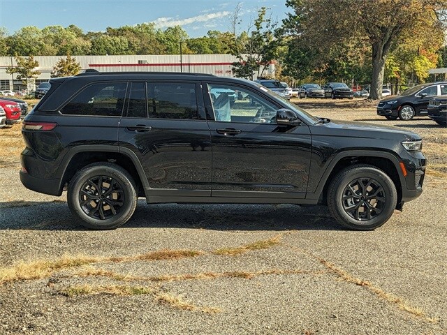 2025 Jeep Grand Cherokee Altitude photo 2