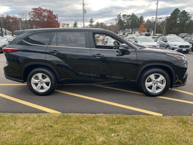 2023 Toyota Highlander L photo 3